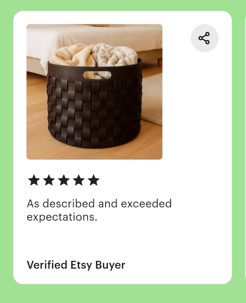 K&ouml;nnte beinhalten: Ein dunkelbrauner, gewebter Aufbewahrungskorb mit runder Form und zwei Griffen. Der Korb ist mit gefalteten Decken in Beige- und Wei&szlig;t&ouml;nen gef&uuml;llt. Der Text "As described and exceeded expectations" ist sichtbar.