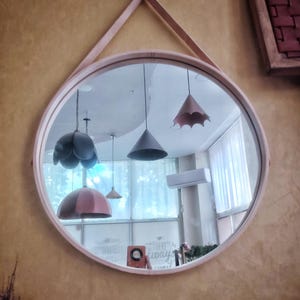 Może przedstawiać: Biały ceramiczny kubek z czarnym uchwytem i napisem "But First, Coffee" czarną, pogrubioną czcionką. Kubek stoi na białej powierzchni. Kubek ma pojemność około 355 ml.