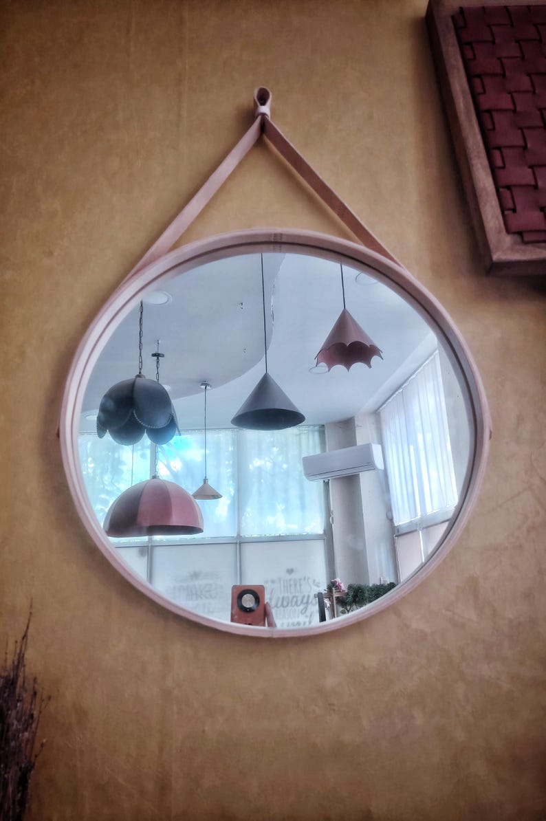 Może przedstawiać: Biały ceramiczny kubek z czarnym uchwytem i napisem "But First, Coffee" czarną, pogrubioną czcionką. Kubek stoi na białej powierzchni. Kubek ma pojemność około 355 ml.