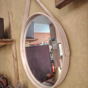 Może przedstawiać: Biały ceramiczny kubek z czarnym uchwytem i napisem "But First, Coffee" w stylu ręcznym. Kubek ma prawdopodobnie pojemność 310-425 ml, idealny na poranny nap&oacute;j.