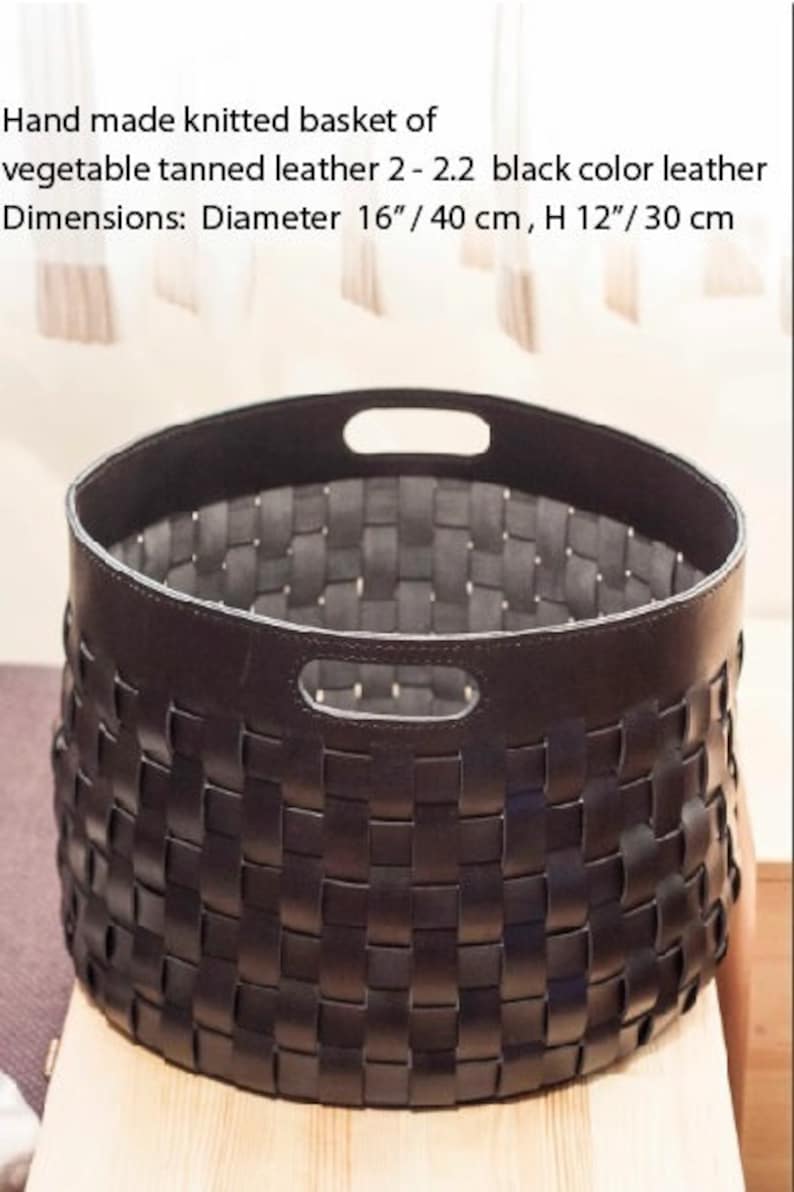K&ouml;nnte beinhalten: Handgefertigter schwarzer Lederkorb mit gewebtem Design. Der Korb hat einen Durchmesser von 40 cm und eine H&ouml;he von 30 cm. Er hat zwei Griffaussparungen am Rand und ist aus pflanzlich gegerbtem Leder gefertigt.