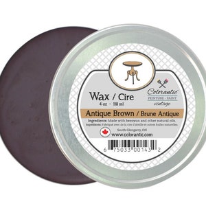 Peut inclure: Une boîte de cire Colorantic Antique Brown / Brune Antique de 118 ml. L'étiquette indique "Wax / Cire 4 oz - 118 ml Antique Brown / Brune Antique" et comprend les ingrédients, une adresse de site Web et un code-barres.