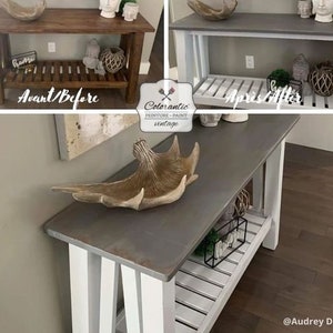 Op de afbeelding: Een voor- en na-beeld van een houten consoletafel. De tafel is donkergrijs geverfd met witte accenten. De tafel heeft een plank en is versierd met een houten geweihorn, een kleine plant en een bord met de tekst "Home".