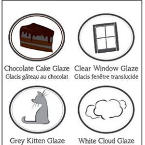 Op de afbeelding: Vier illustraties van verschillende glazuren of glacis, waaronder chocoladetaartglazuur, helder raamglazuur, grijs kitten glazuur en witte wolk glazuur. De illustraties zijn in een eenvoudige, cartoonachtige stijl.