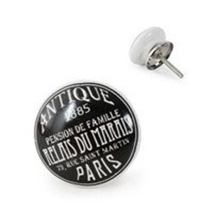 Peut inclure: Bouton en céramique blanche avec un motif noir et blanc. Le motif présente le texte "Antique 1885 Pension de Famille Relais du Marais 13, Rue Saint Martin Paris".