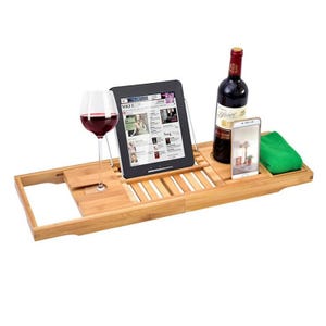 Puede incluir: Una bandeja de baño de bambú con una copa de vino tinto, una tableta que muestra una página web, una botella de vino tinto, un teléfono inteligente y un paño verde. La bandeja tiene ranuras y un soporte para copas.