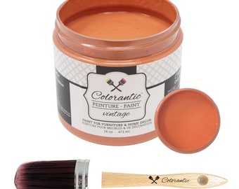Puede incluir: Un bote abierto de pintura vintage naranja-marrón, una tapa y dos pinceles se muestran. El bote está etiquetado "Colorantic" y "Vintage" con el texto "Pintura para muebles y decoración del hogar". El bote contiene 473 ml de pintura.