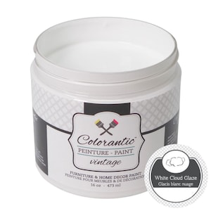 Op de afbeelding: Een witte pot van 473 ml Colorantic vintage verf met het label "White Cloud Glaze" en de Franse vertaling "Glacis blanc nuage".