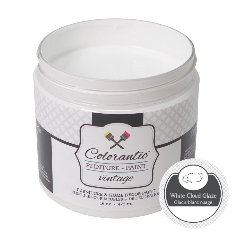 Op de afbeelding: Een witte pot van 473 ml Colorantic vintage verf met het label "White Cloud Glaze" en de Franse vertaling "Glacis blanc nuage".
