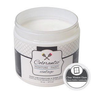 Op de afbeelding: Een pot van 473 ml Colorantic vintage verf voor meubels en woonaccessoires. De pot is wit met een zwart etiket en de tekst "Colorantic", "Peinture - Paint", "vintage", "Paint for Furniture & Home Decor", "Peinture pour meubles & de decoration", "16 oz - 473 ml". Een apart etiket luidt "Clear Window Glaze" en "Glacis fen&ecirc;tre translucide".