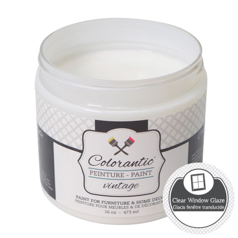 Op de afbeelding: Een pot van 473 ml Colorantic vintage verf voor meubels en woonaccessoires. De pot is wit met een zwart etiket en de tekst "Colorantic", "Peinture - Paint", "vintage", "Paint for Furniture & Home Decor", "Peinture pour meubles & de decoration", "16 oz - 473 ml". Een apart etiket luidt "Clear Window Glaze" en "Glacis fen&ecirc;tre translucide".