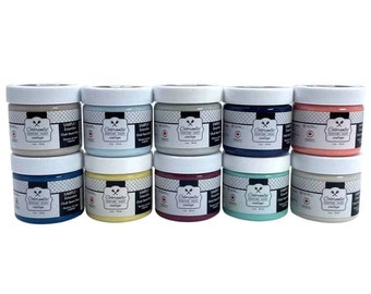 Puede incluir: Diez pequeños frascos de muestra de pintura a la tiza en varios colores, incluyendo beige, azul claro, gris, azul marino, coral, verde azulado, amarillo, burdeos y blanco. Cada frasco tiene una tapa blanca y una etiqueta que dice "Colorantic Signature Paint" y "Sample".