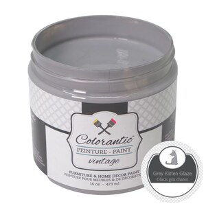 Op de afbeelding: Een pot met 473 ml grijze verf met het label "Colorantic Vintage" en de tekst "Grey Kitten Glaze" en "Glacis gris chaton" op een witte ronde sticker.