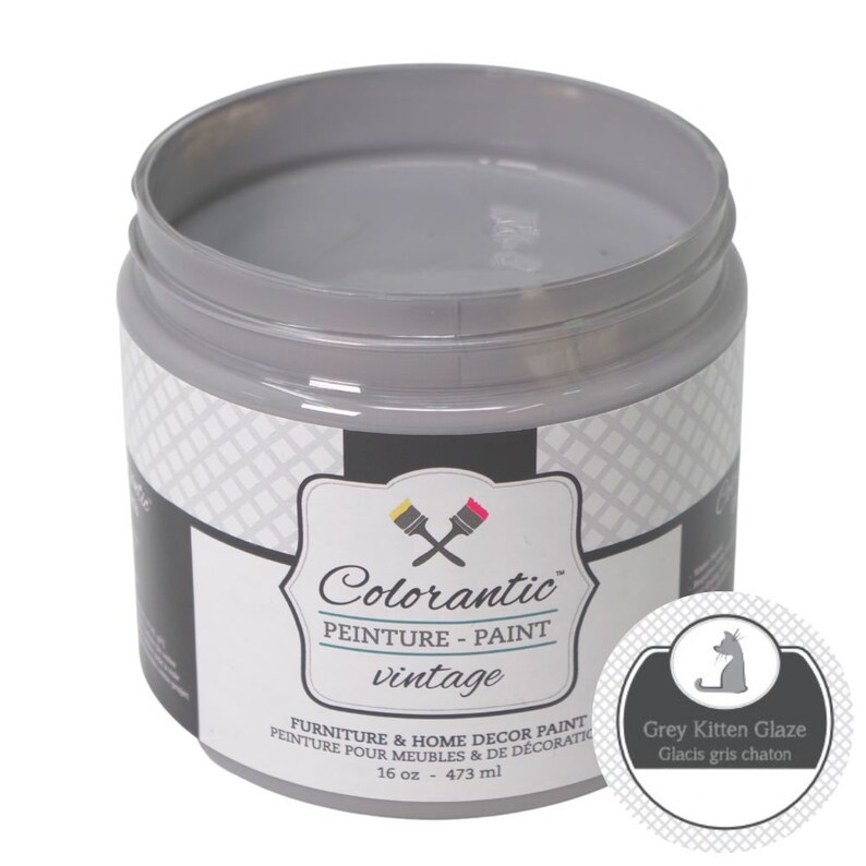 Op de afbeelding: Een pot met 473 ml grijze verf met het label "Colorantic Vintage" en de tekst "Grey Kitten Glaze" en "Glacis gris chaton" op een witte ronde sticker.
