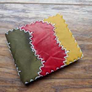 Cartera plegable de cuero multicolor cosida a mano - Hecha a mano en EE. UU. - Patrón de ondas verde, rojo y amarillo - ¡ENVÍO GRATIS!