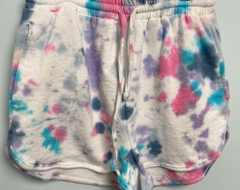 Unisex tie-dye jogger shorts pockets