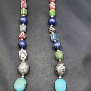 Vintage Marokkaanse ketting met zilveren kralen: turkoois, koraal, email, 65 cm