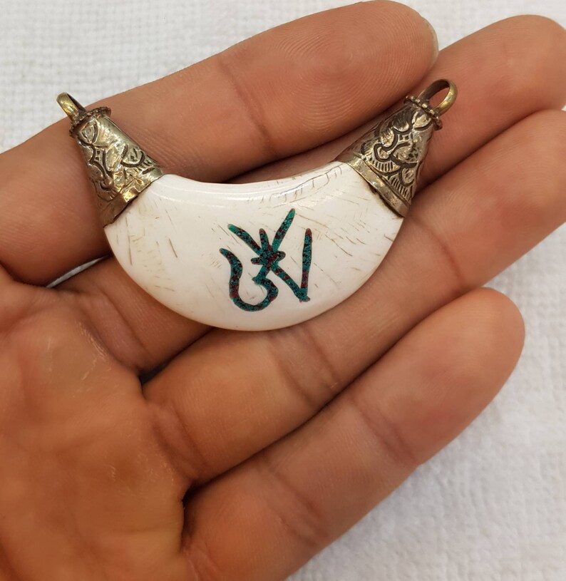 Ethnic Old Silver Wonderful Tibetan Sea Shell Pendant With Om Intagilo