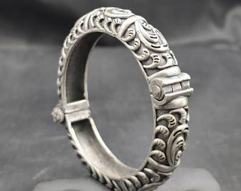Handmade Tibetan Silver Bangle Bracelet: Antique Design