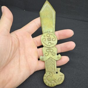 Antigua espada-cuchillo tibetano único de piedra de jade verde con mango de dragón de la suerte.