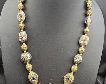 Collana vintage in stile Mughal: perline placcate in oro fatte a mano con rubino, smeraldo e zaffiro
