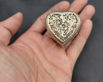 Super Gorgeous Vintage Northern Thailand Handmade Silver Pill Box