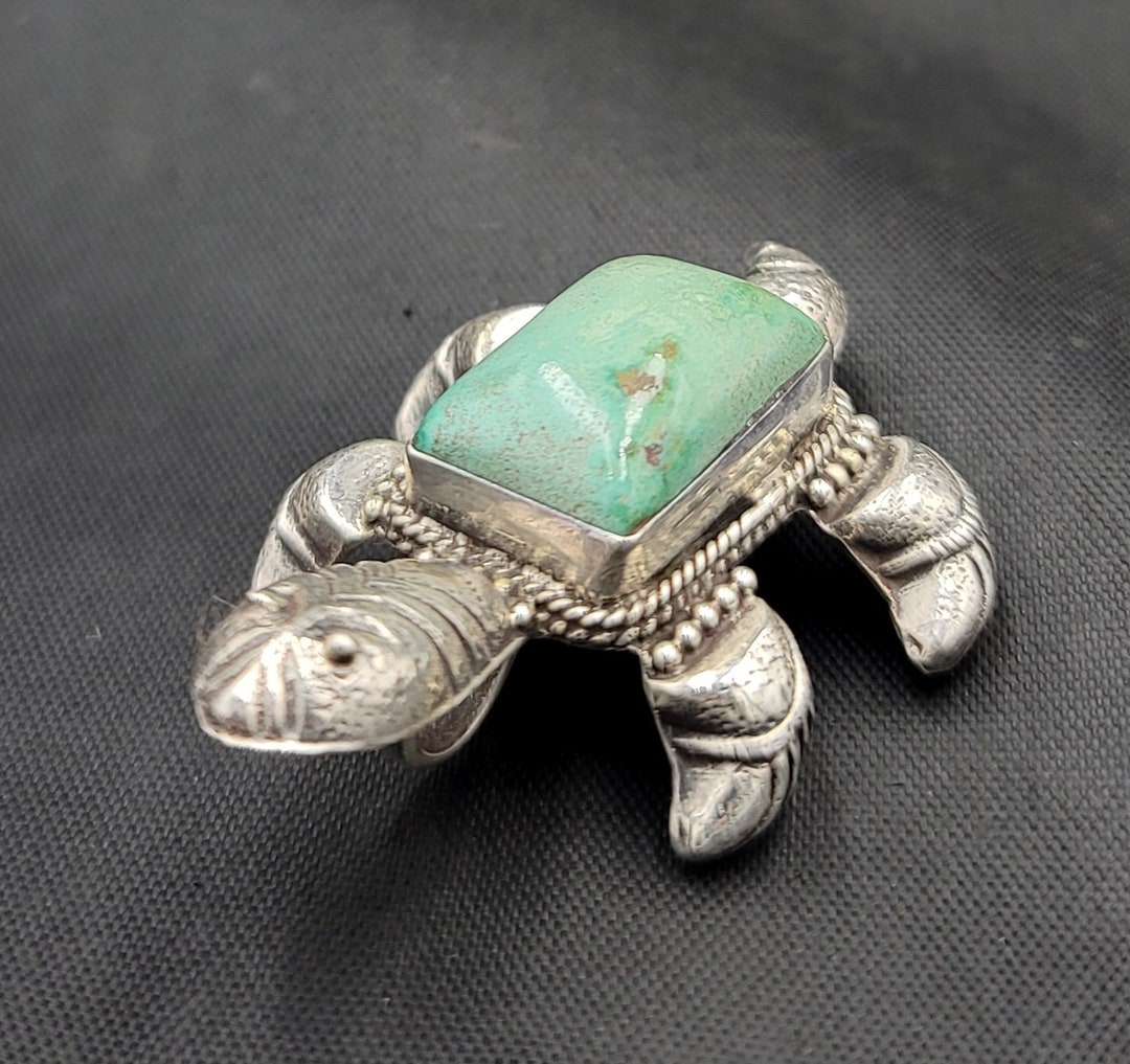 Pendentif Fossile Tortue En Pierre Précieuse Fait Main - Argenté, Longueur 2,29 Pouces, Inde