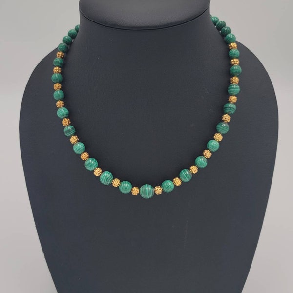 Collier de perles de pierre précieuse de malachite verte naturelle avec des perles de gulding d’or entre les deux