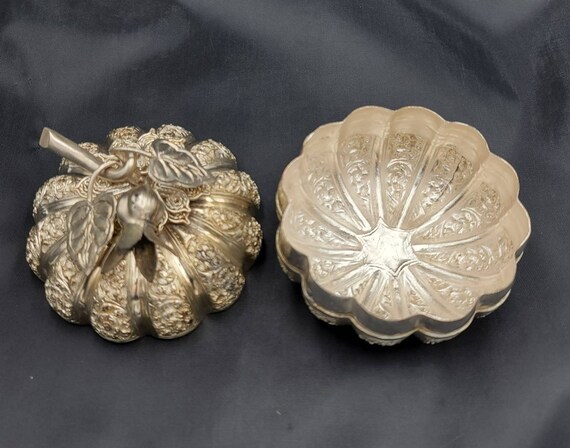 アンティーク　彫金装飾・銅銀メッキ　パンプキンBox 楕円型鑑賞台付 ２点セット Vintage Carved Silver Pumpkin Box: Handmade Pill Box - Etsy