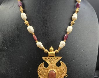 Collana Mughal fatta a mano con rubini e perle d'acqua dolce: design vintage dorato