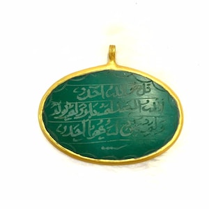 Calligrafia islamica Quranic Blessing Verse Green Agate Stone Gold Gulied Pendant