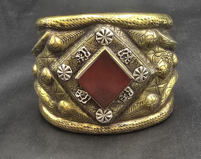 Wonnderful Antique Bronze Carved With Silver Inlaid Unique Bangle With Natural Agate Stone