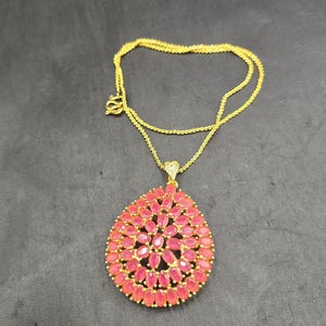 Halsketting met rode robijn en Victoriaanse hanger: 18k verguld zilver met een ketting van 42 cm.