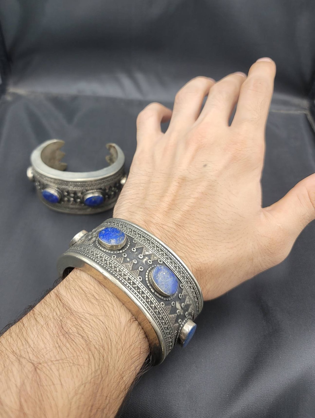 近東の古いシルバーアンティークバングル/ブレスレット1組、天然