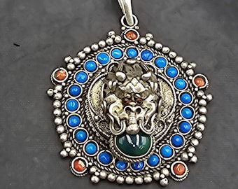 Amizing Vintage Silver Unique Handmade Drogon With Green Agate And Tiny Turquoise Sarround Stone