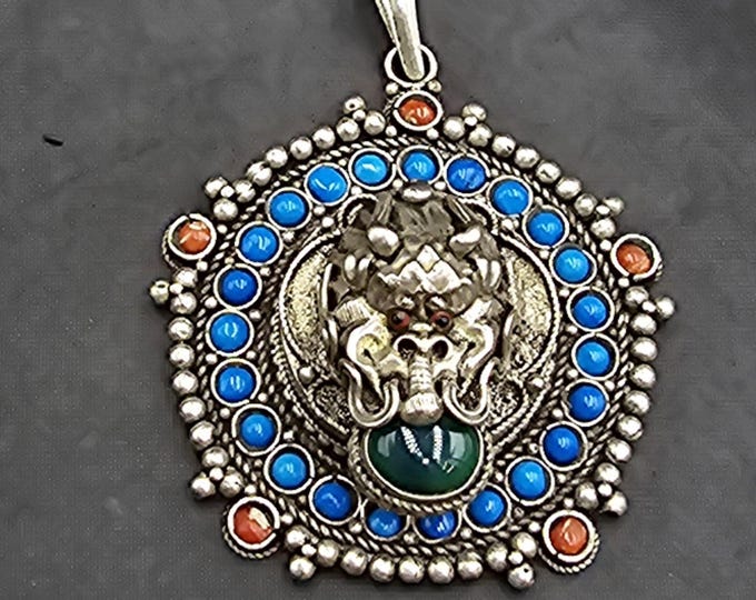 Amizing Vintage Silver Unique Handmade Drogon With Green Agate And Tiny Turquoise Sarround Stone