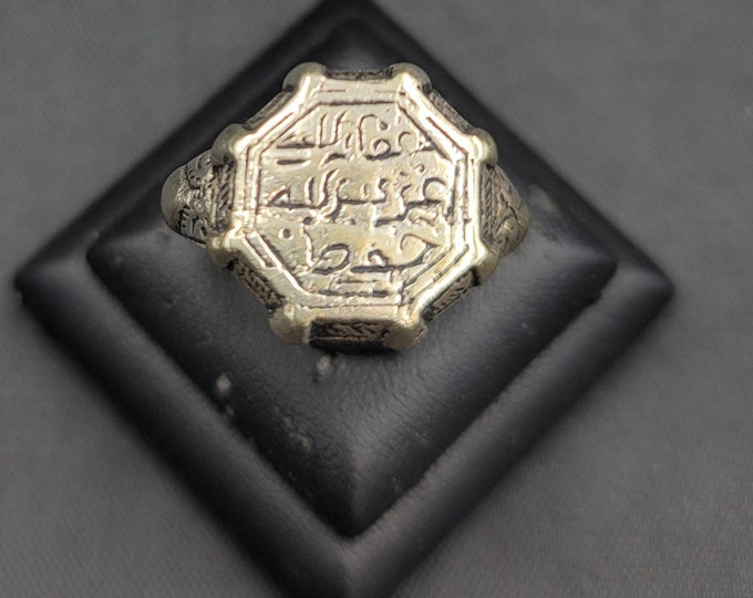 1700s AD Islamic Calligraphy Carved Unique Soild Antique Silver Ring