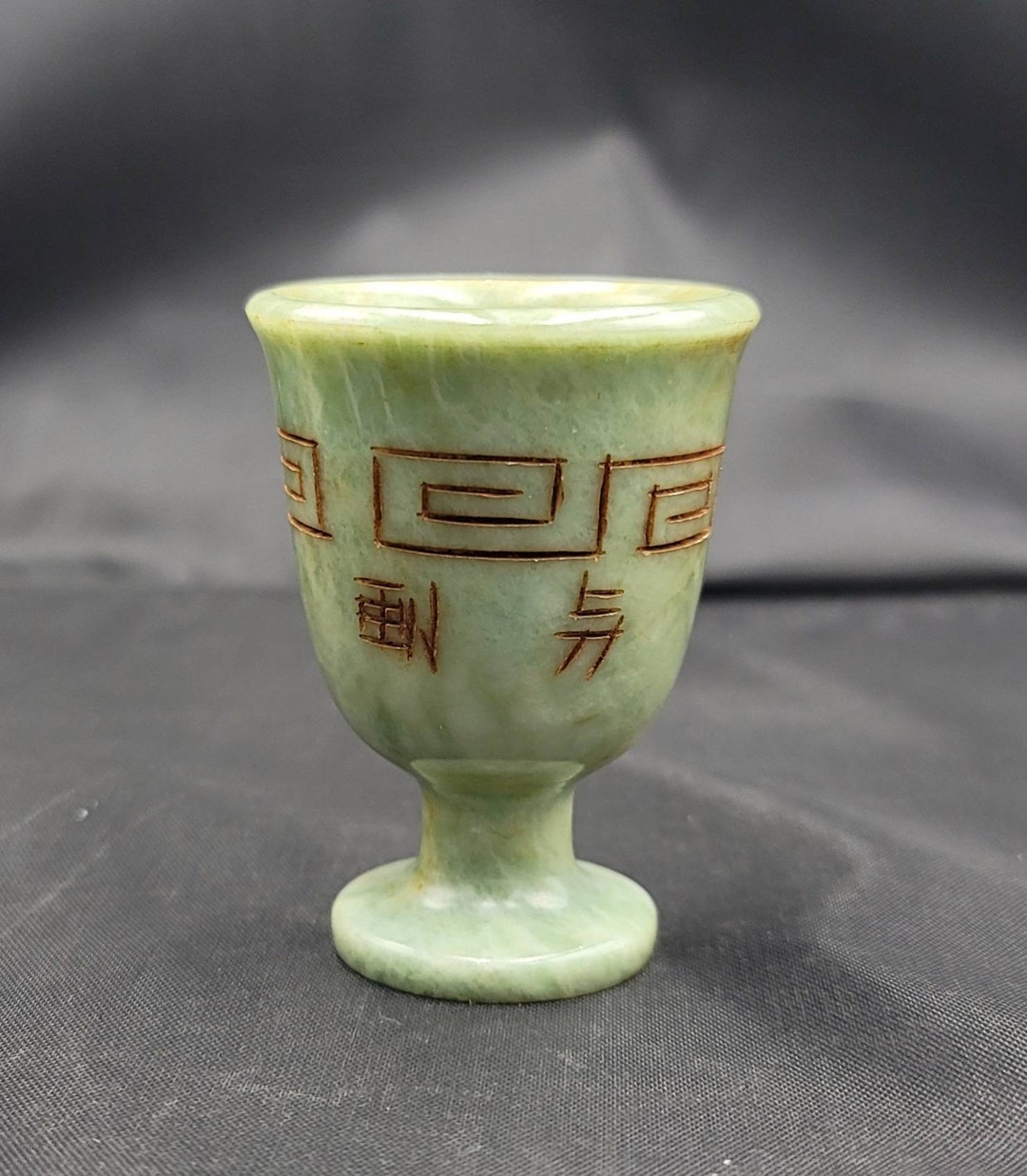 中国産 天然翡翠ヒスイ/玉ギョク 茶碗 アンティーク 古代の天然