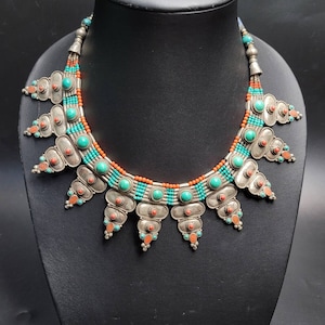 Collana vintage in argento tibetano: gioielli boho in turchese e corallo