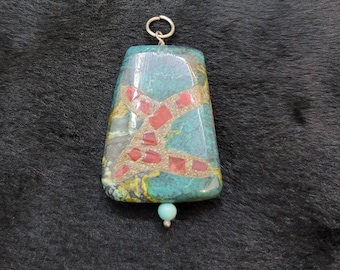 Colgante tibetano antiguo con incrustaciones de turquesa y coral.