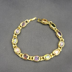 Specifikt designat armband i guld på silver med naturlig ädelsten