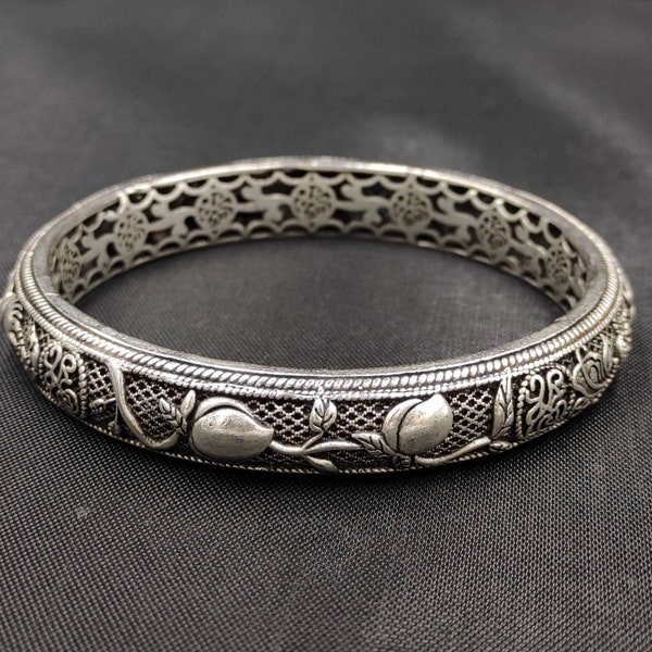 Beautiful Vintage Silver Handicraft Unique Gerogues Carved Bangle Bracelet
