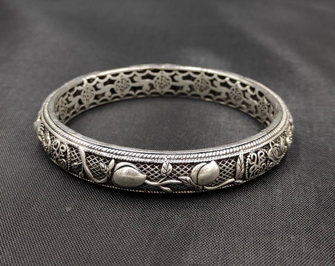 Beautiful Vintage Silver Handicraft Unique Gerogues Carved Bangle Bracelet