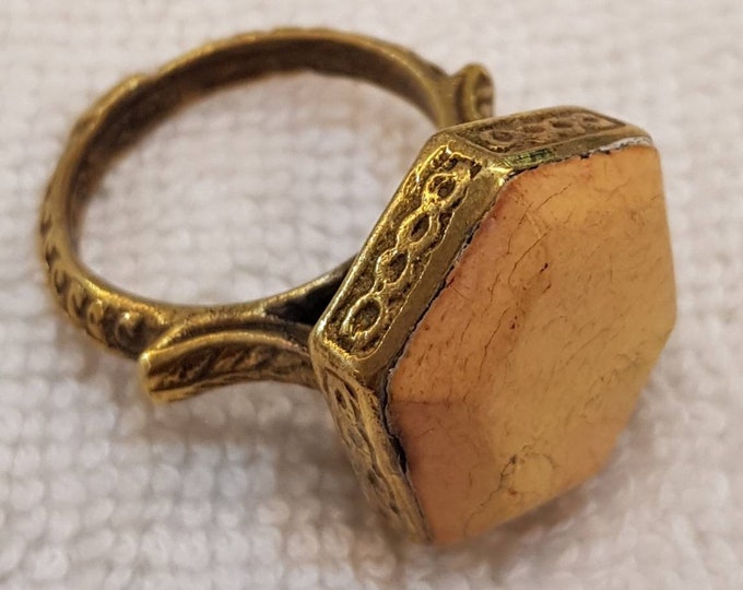 Gold Gulding Beautiful Vintage Ring With Wonderful Pink Coral Stone