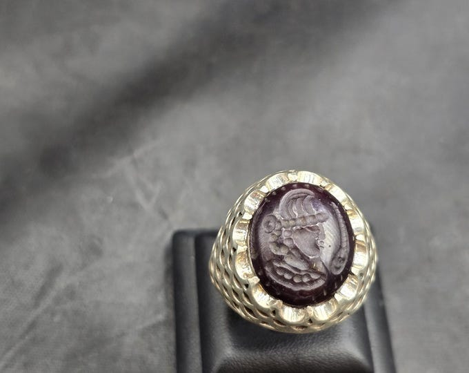 Beautiful Vintage Soild Silver Ancient Garnet Gemstone King Intaglio Carved