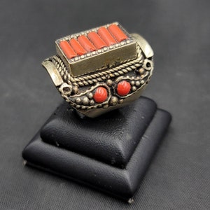 Wonderful Vintage Near Eastern Silver Ring With Natural Coral Stone