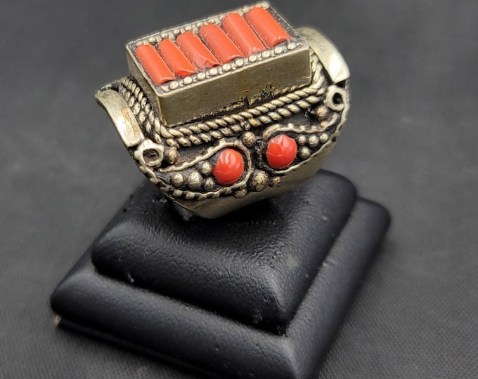 Wonderful Vintage Near Eastern Silver Ring With Natural Coral Stone