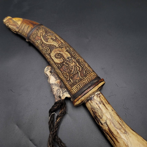 17世紀チベットの龍の彫刻が施されたナイフ：アンティークの手作り剣