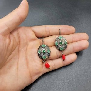 Vintage Old Silver Nepal Earrings With Green Emerald Gemstone And Red Jesper