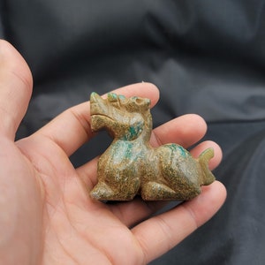 Scultura di mucca tibetana antica in pietra turchese fatta a mano